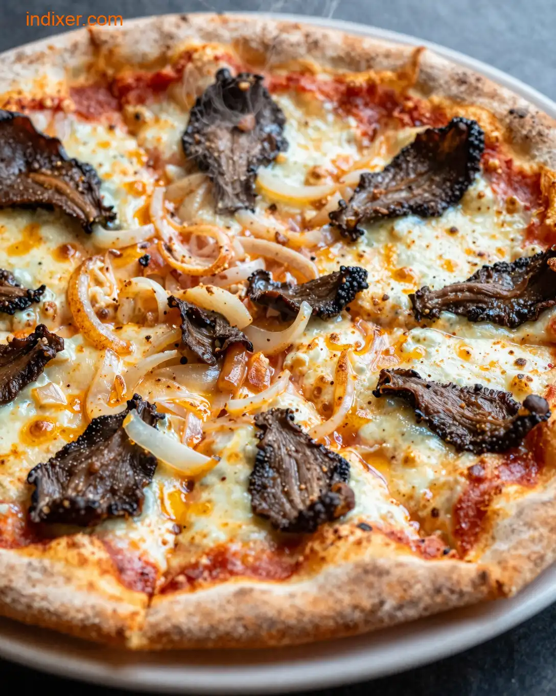 Plato delicioso de Pizza de Hongos y Cebolla Caramelizada